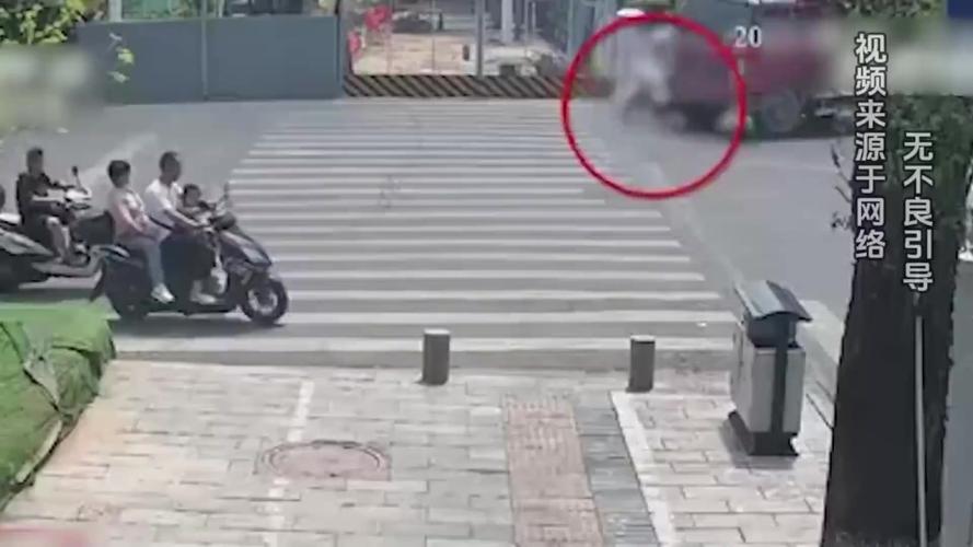 免费资料-资料大全和女童遭小火车轧身亡与火车撞小女孩的视频