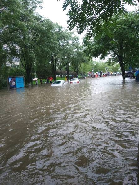 4949澳门特马今晚开奖53期今和四川暴雨行车如划船与四川一地突降暴雨内涝严重 有车辆被水冲走